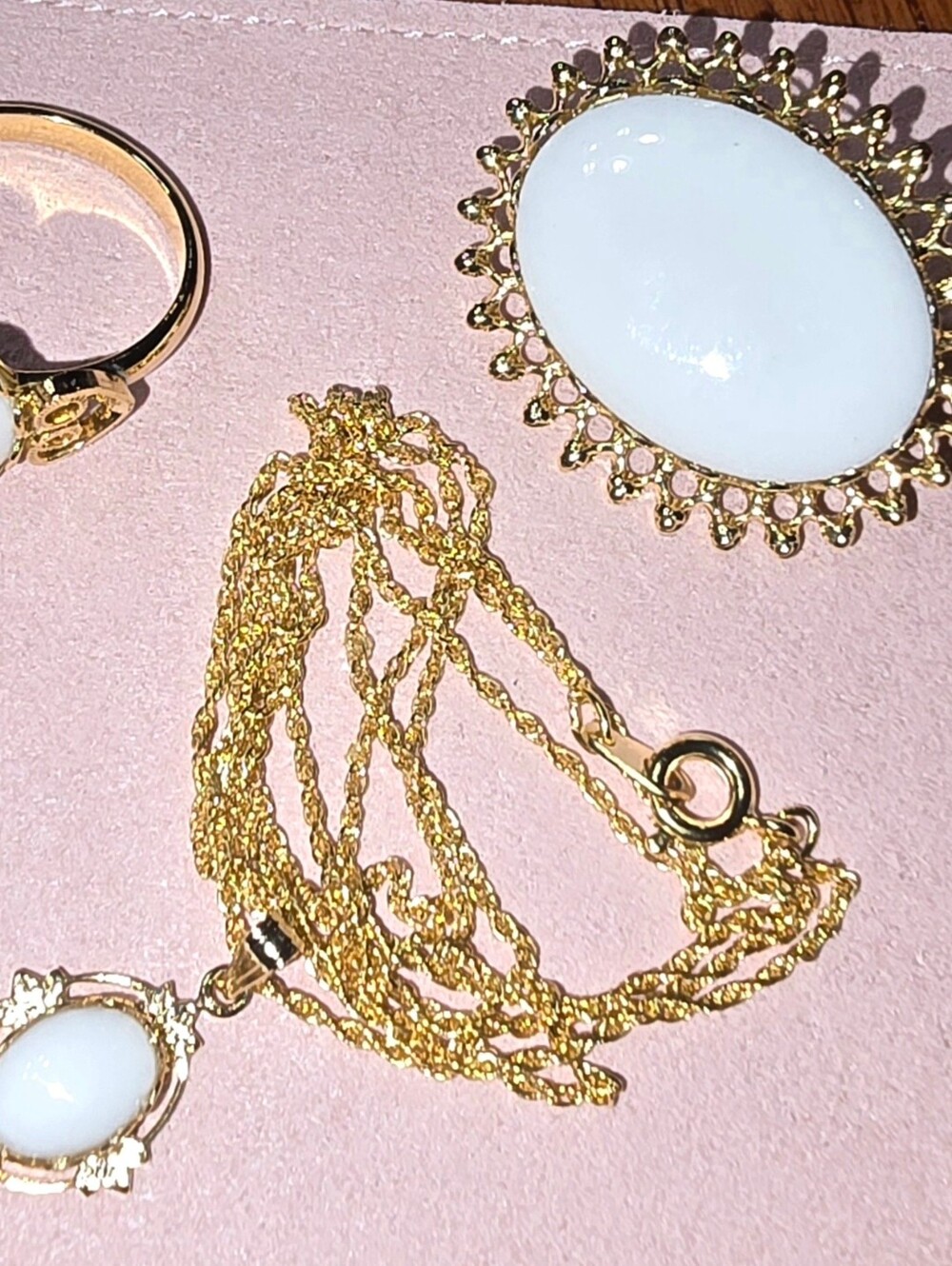 Vintage Gold Tone White Cabochon 4 Pc Set Ring Brooch Necklace (Lg and Sm) - Picture 12 of 12